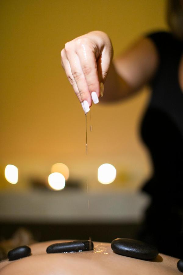 Alia Palace Hotel - Adults Only 16+ Chalkidiki Ngoại thất bức ảnh A woman dripping oil on her hands