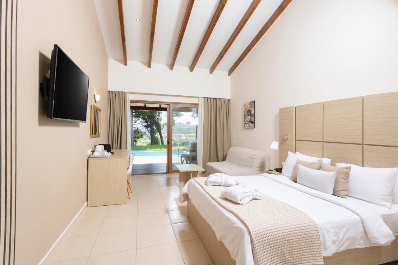Alia Palace Hotel - Adults Only 16+ Chalkidiki Phòng bức ảnh A room at the resort