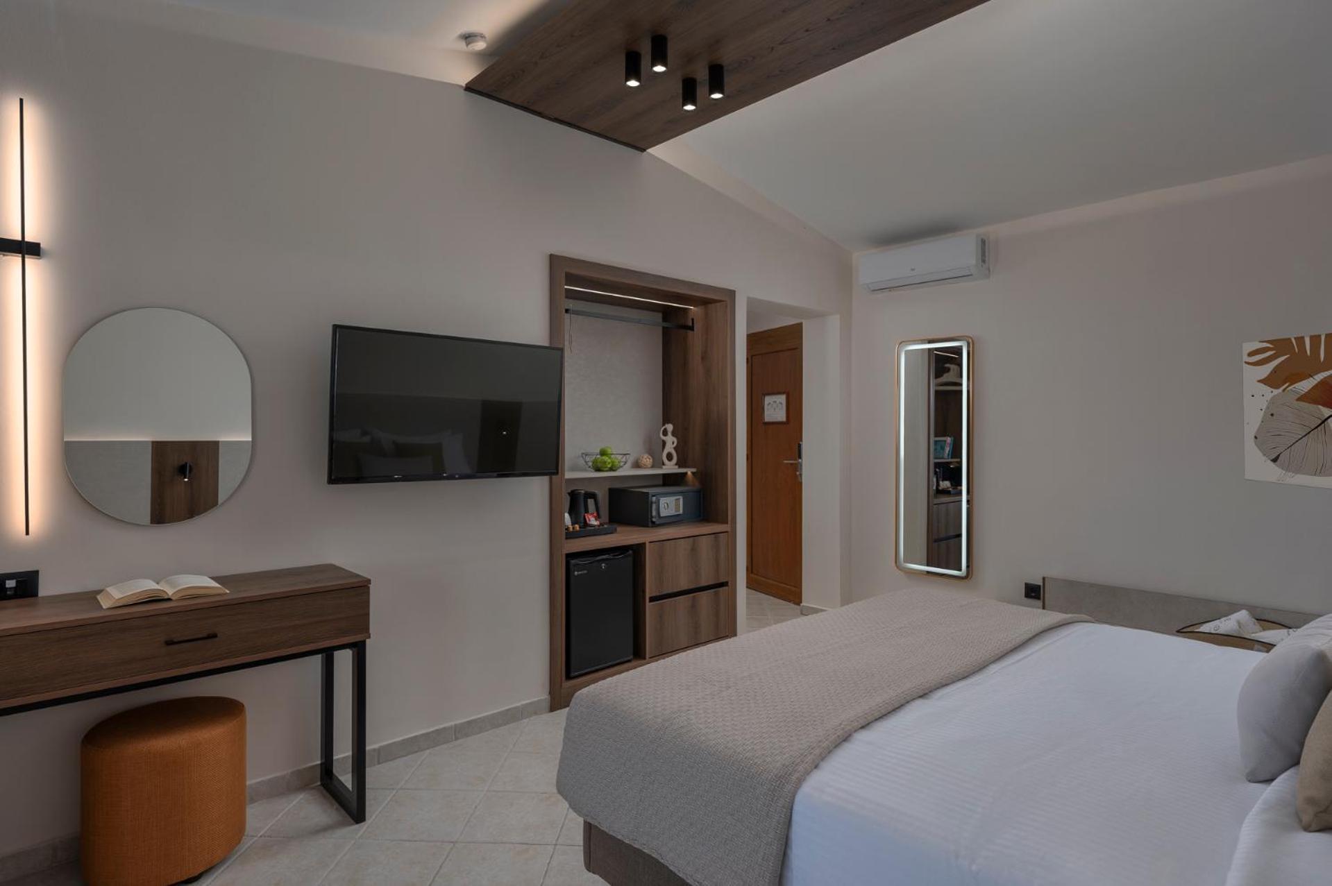 Alia Palace Hotel - Adults Only 16+ Chalkidiki Ngoại thất bức ảnh A room at the hotel