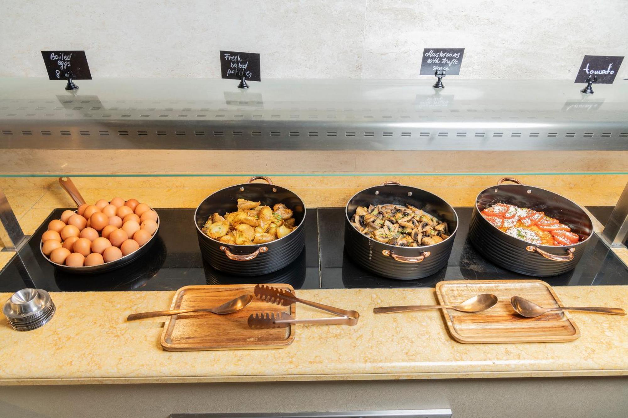 Alia Palace Hotel - Adults Only 16+ Chalkidiki Ngoại thất bức ảnh A breakfast buffet at a hotel
