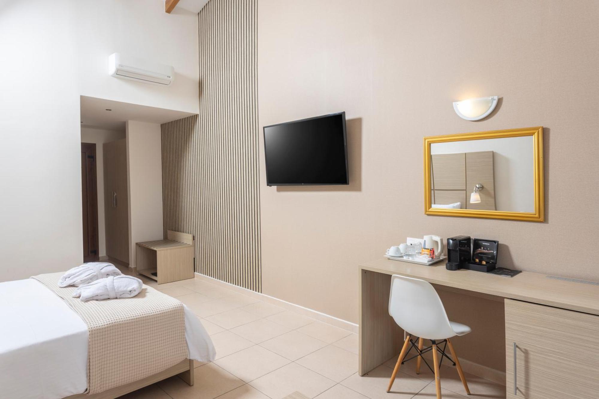 Alia Palace Hotel - Adults Only 16+ Chalkidiki Phòng bức ảnh A room at the hotel