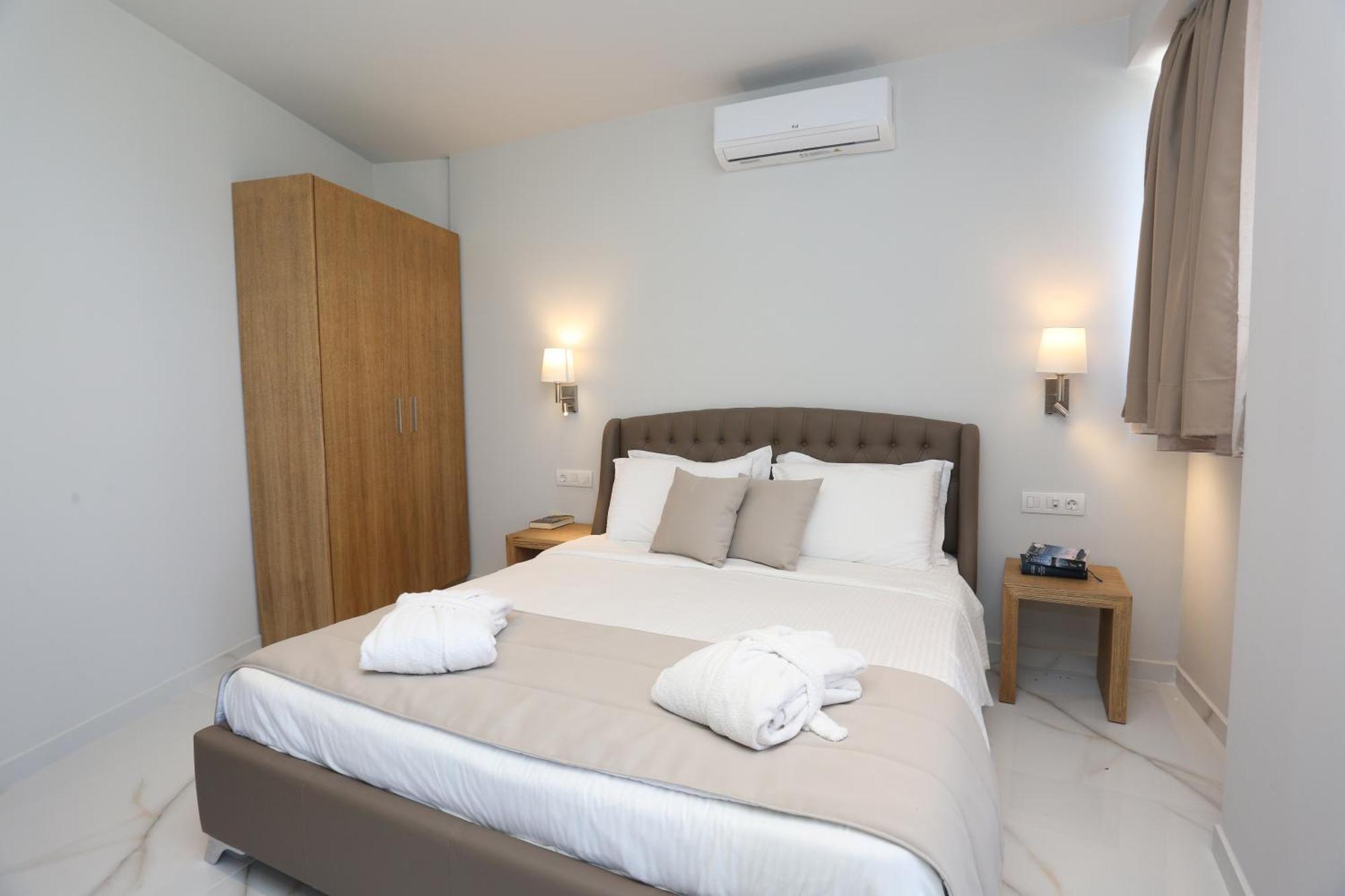 Alia Palace Hotel - Adults Only 16+ Chalkidiki Ngoại thất bức ảnh A bedroom in a hotel